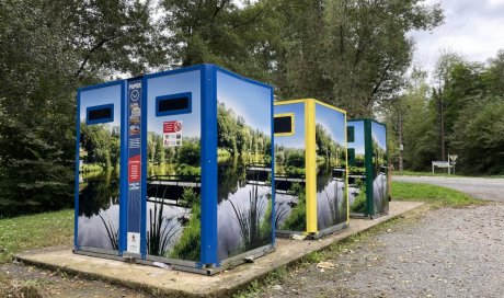 Concept' Pub - Pose d'adhésifs sur des colonnes de tri à Belleville en Beaujolais