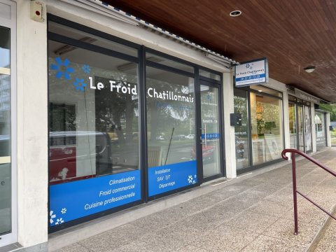 Concept' Pub - Pose d'une vitrine à Châtillon-sur-Chalaronne