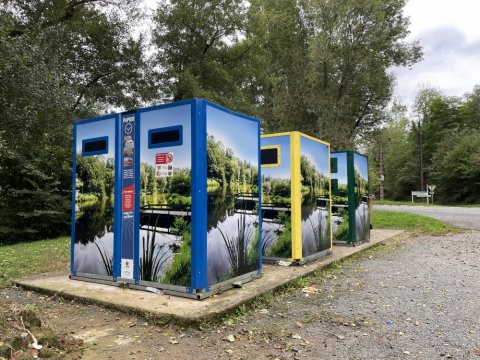 Concept' Pub - Pose d'adhésifs sur des colonnes de tri à Belleville en Beaujolais